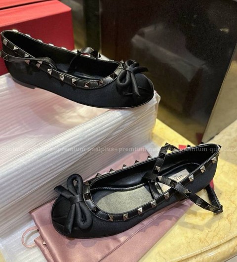 발렌티노 락스터드 새틴 발레리나 슈즈 여성용