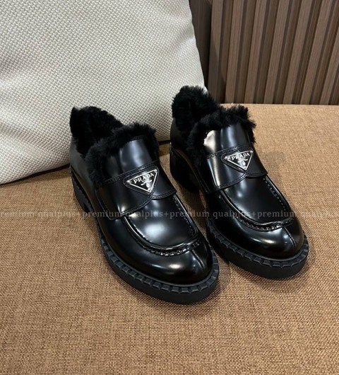 프라다 로고 퍼 로퍼 여성용