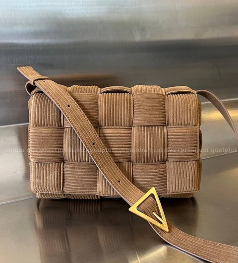 보테가베네타 755611 패디드 카세트백