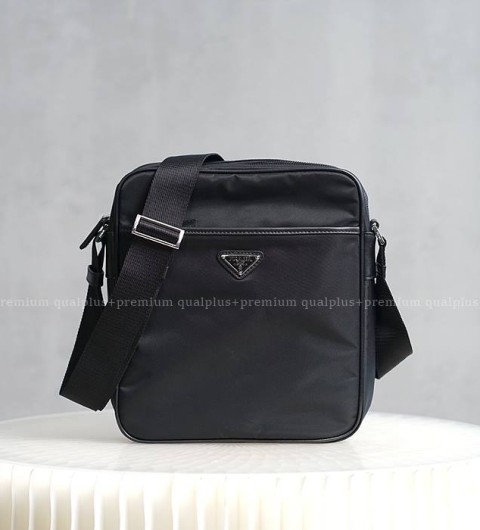 프라다 2VH002 포코노 스퀘어 나일론 숄더백 남성용