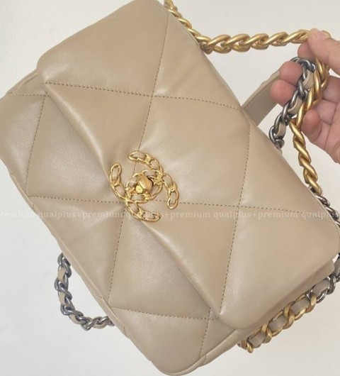 샤넬 19 숄더백 미듐