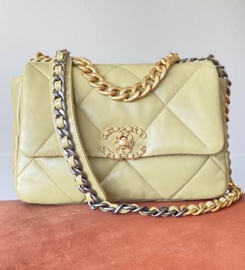 샤넬 19 숄더백 미듐