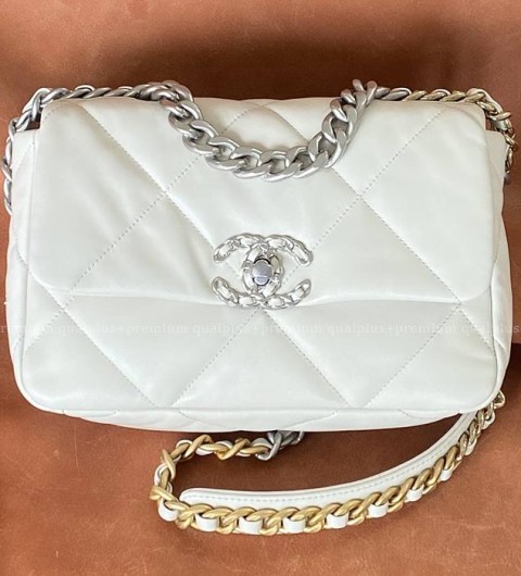 샤넬 19 숄더백 미듐