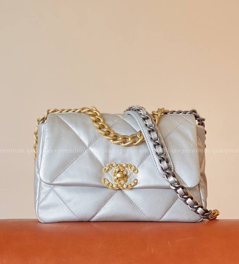 샤넬 19 숄더백 미듐