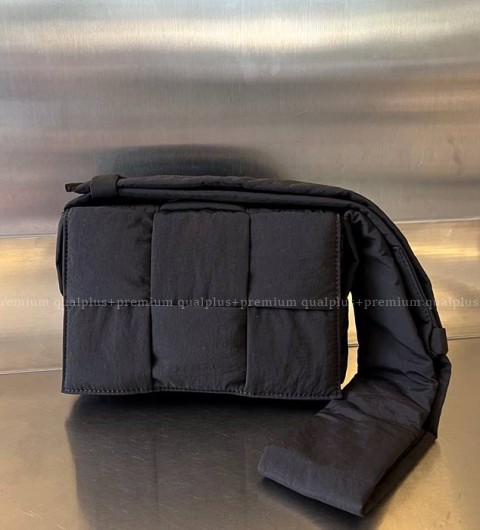 보테가베네타 755182 패디드 테크 카세트 숄더백 스몰 남녀공용