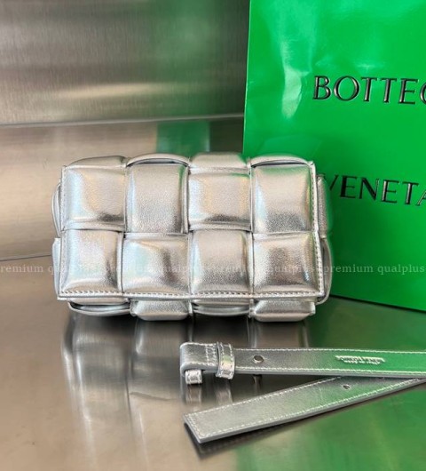 보테가베네타 710075 패딩 카세트 벨트백 남녀공용