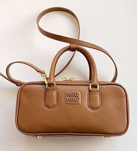 미우미우 아르카디 가죽 핸드백