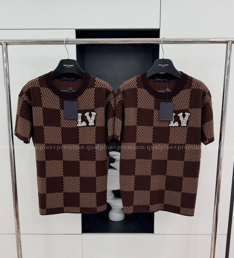 루이비통 쇼트 슬리브드 코튼 다미에 크루넥 위드 크리스탈 LV 패치 니트 반팔