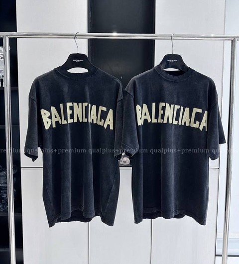 발렌시아가 테이프 타입 로고 반팔티셔츠