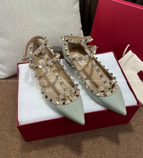 발렌티노 페이턴트 가죽 락스터드 스트랩 플랫슈즈 여성용