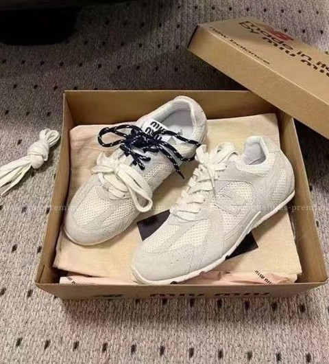 [국내배송] 미*미우 뉴*란스 530 스웨이드메쉬 스니커즈 화이트