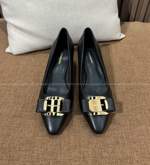 페라가모 뉴 바라 플레이트 로우 힐 펌프스 여성용