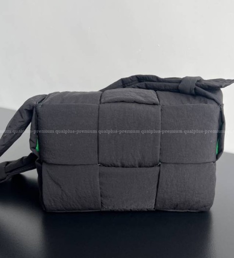 보테가베네타 755182 패디드 테크 카세트 숄더백 스몰 남녀공용