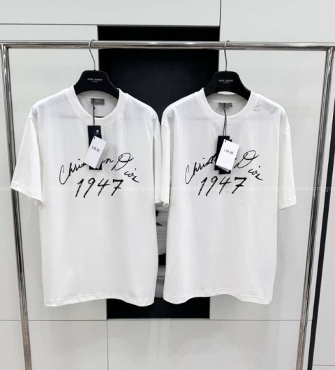 디올 핸드라이팅 로고 캐주얼 반팔티셔츠