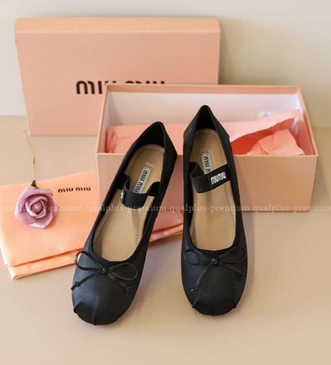 [국내배송] 미*미우 로고 새틴 발레리나 슈즈