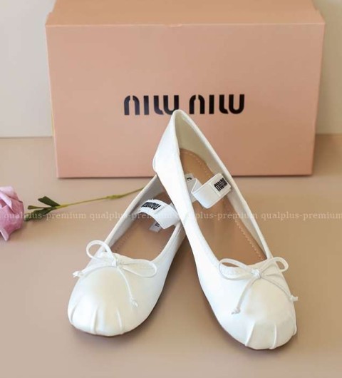 [국내배송] 미*미우 로고 새틴 발레리나 슈즈
