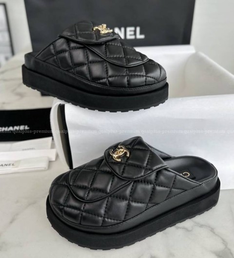 샤넬 24C 턴락 퀄팅 뮬 클로그 여성용