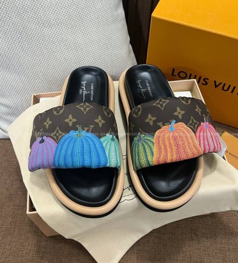 루이비통 LVxYK 풀 필로우 플랫 컴포트 뮬 슬리퍼 여성용