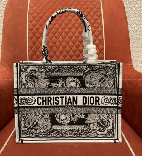 디올 북토트백 미듐