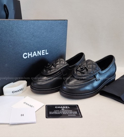 [국내배송] 샤* 블랙램 퀼티드 턴락 CC 로고 로퍼