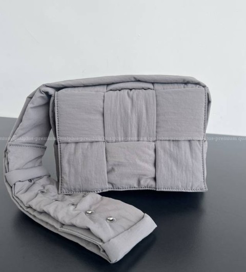 보테가베네타 755182 패디드 테크 카세트백 스몰 남녀공용