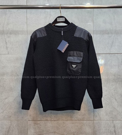 [국내배송] 프*다 트라이앵글 로고 포켓 울니트