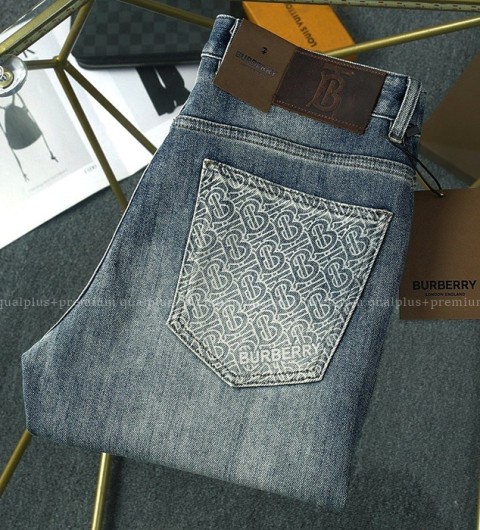 [국내배송] 버*리 모노그램 레터링 워싱 스판 데님진