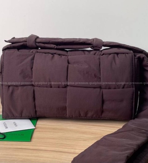 보테가베네테타 628951 패디드 테크 카세트백