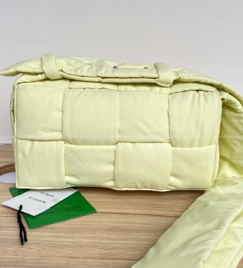 보테가베네테타 628951 패디드 테크 카세트백