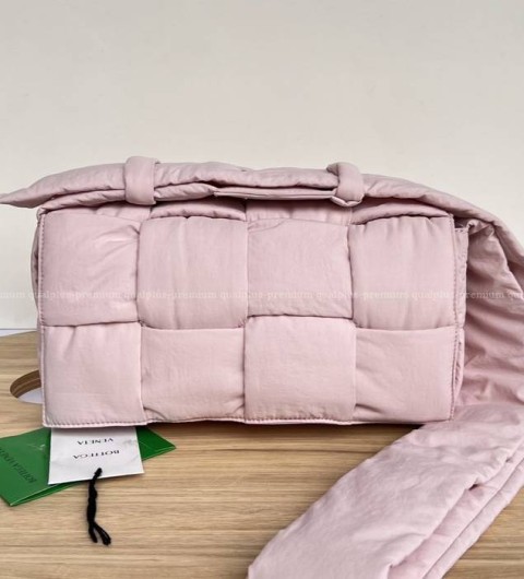 보테가베네테타 628951 패디드 테크 카세트백