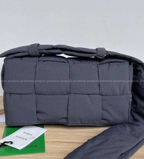 보테가베네테타 628951 패디드 테크 카세트백