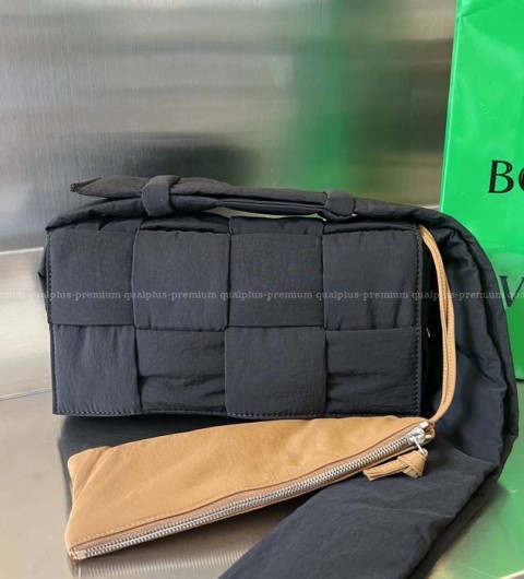 보테가베네테타 628951 패디드 테크 카세트백