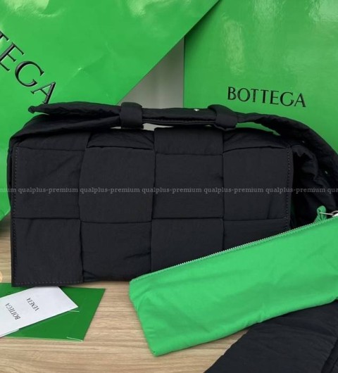 보테가베네테타 628951 패디드 테크 카세트백