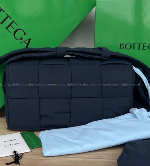 보테가베네테타 628951 패디드 테크 카세트백