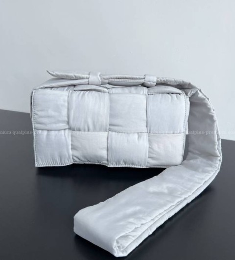 보테가베네테타 628951 패디드 테크 카세트백