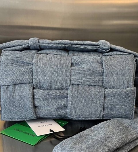 보테가베네테타 628951 패디드 테크 카세트백