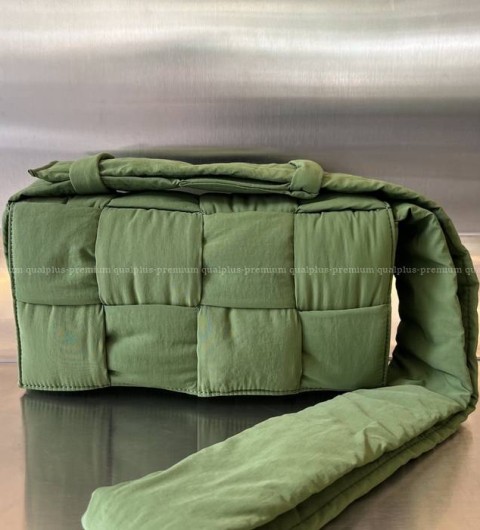 보테가베네테타 628951 패디드 테크 카세트백