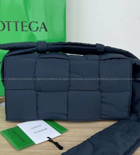 보테가베네테타 628951 패디드 테크 카세트백