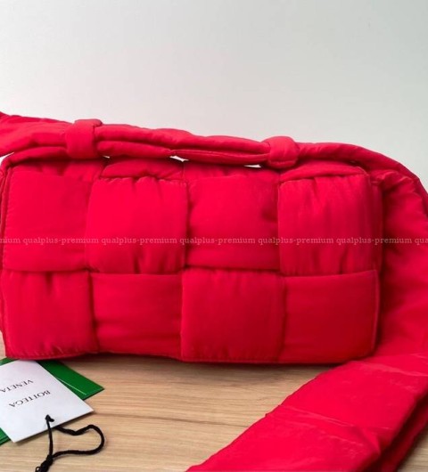 보테가베네테타 628951 패디드 테크 카세트백