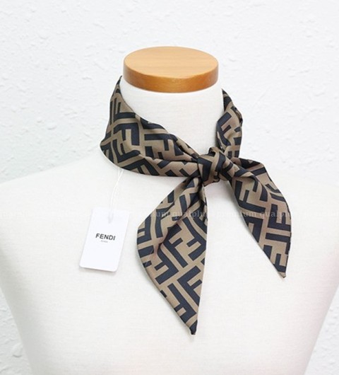 [국내배송] 펜디 FF로고 실크 방도 스카프