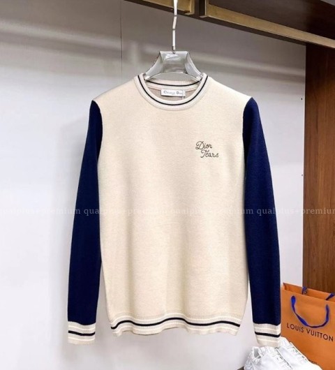 [국내배송] 디* 자수 로고포인트 배색 울니트