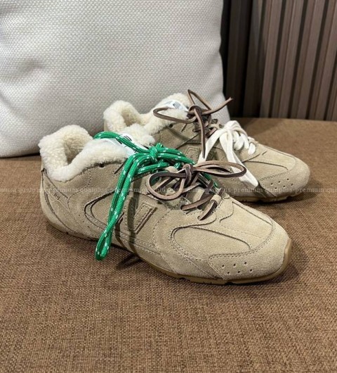 미우미우x뉴발란스 콜라보 530 SL 블리치드 가죽 스니커즈 여성용