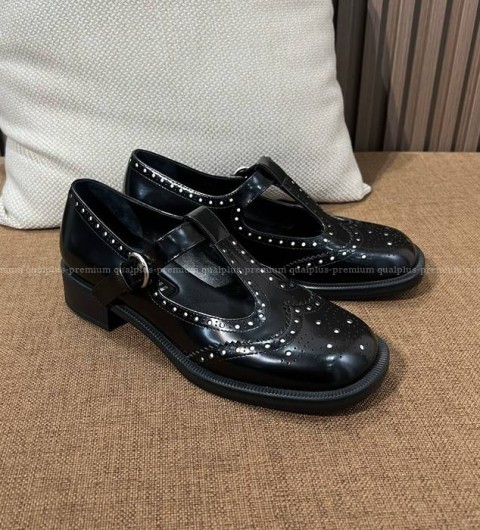 미우미우 브러쉬드 가죽 T스트랩 브로그 슈즈 로퍼 여성용