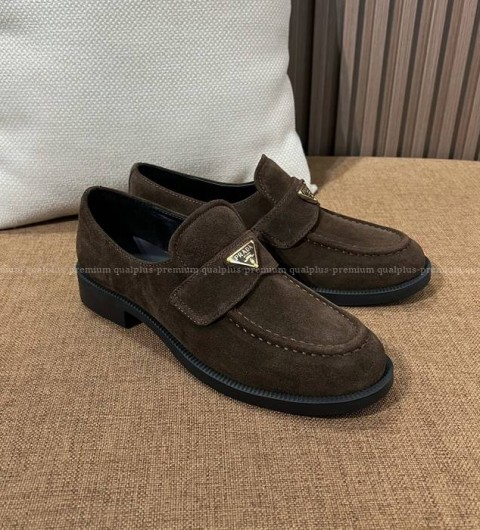 프라다 로고 스웨이드 로퍼 여성용