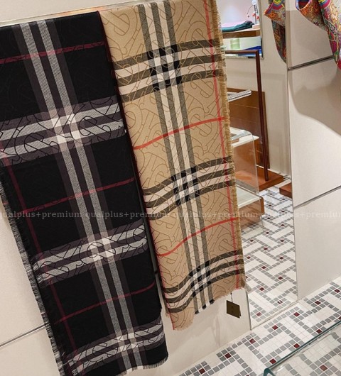 [국내배송] 버*리 메탈락 모노그램 체크 실크 스카프 머플러