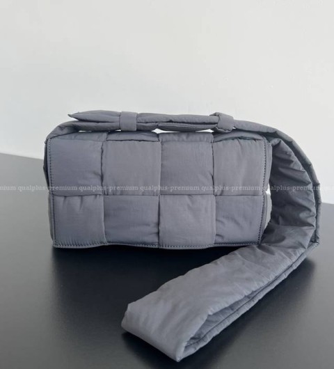 보테가베네테타 628951 패디드 테크 카세트백