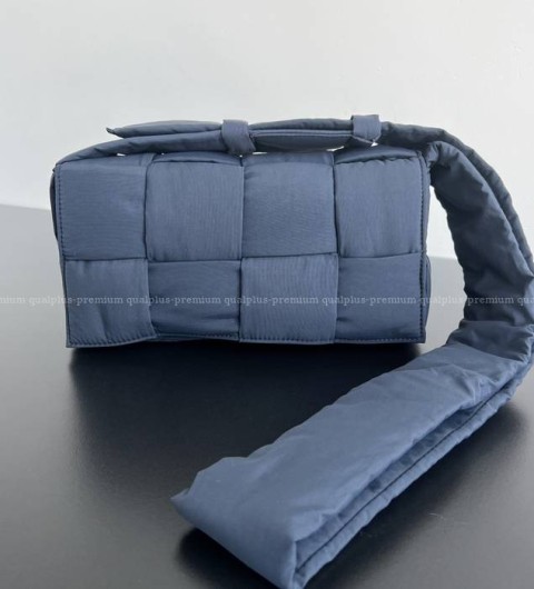 보테가베네테타 628951 패디드 테크 카세트백